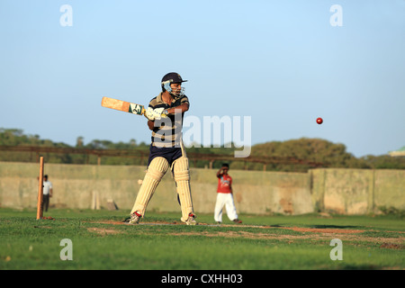 Les jeunes hommes jouant un jeu de cricket pratique à Trincomalee, Sri Lanka. Banque D'Images