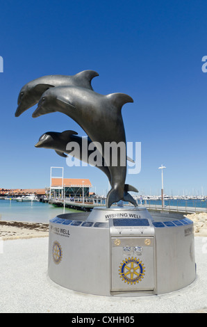 Dolphin qui souhaitent bien Sorrento Quay à Hillarys Boat Harbour, dans la banlieue nord de Perth, Australie occidentale Banque D'Images