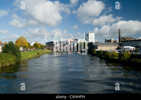 Millennium Stadium et bus de la rivière river taff cardiff Galles du sud Banque D'Images