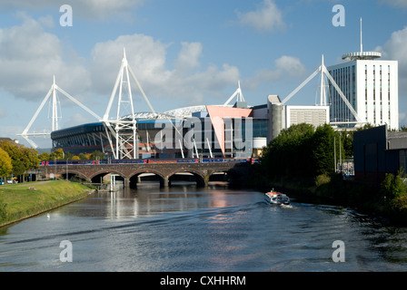 Millennium Stadium et bus de la rivière river taff cardiff Galles du sud Banque D'Images