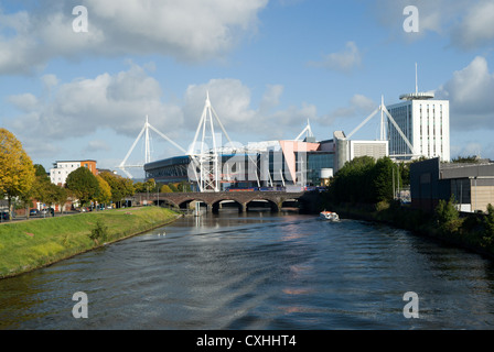 Millennium Stadium et bus de la rivière river taff cardiff Galles du sud Banque D'Images