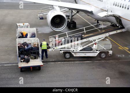 Bagagistes loading United Airlines Boeing 757 à l'aéroport international de Belfast Banque D'Images