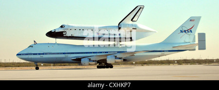 La navette spatiale Endeavour, perché sur le dos d'un Boeing 747-100 modifié, avion atterrit à l'aérodrome de départ et d'arrivée du groupe de contrôle à biggs army airfield sep. 20. l'entreprise est decommsioned et faisait son chemin à travers un pays à l'Edwards air foce base, avant de passer à sa maison de retraite permanente au California science center à Los Angeles. Banque D'Images