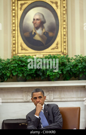 Le président américain Barack Obama est informé au cours d'une réunion avec les conseillers senior 18 Août 2011 dans le bureau ovale de la Maison Blanche. Banque D'Images