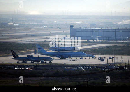 La navette spatiale Endeavour, perché sur le dos d'un Boeing 747-100 modifié, avion atterrit à l'aérodrome de départ et d'arrivée du groupe de contrôle à biggs army airfield sep. 20. l'entreprise est decommsioned et faisait son chemin à travers un pays à l'Edwards air foce base, avant de passer à sa maison de retraite permanente au California science center à Los Angeles. Banque D'Images