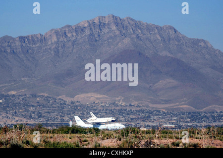 La navette spatiale Endeavour, perché sur le dos d'un Boeing 747-100 modifié, avion décolle de l'aérodrome de départ et d'arrivée du groupe de contrôle à biggs army airfield sep. 20. l'entreprise est decommsioned et faisait son chemin à travers un pays à l'Edwards air foce base, avant de passer à sa maison de retraite permanente au California science center à Los Angeles. Banque D'Images