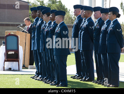 Douze aviateurs stand au repos pendant la parade de prisonnier de guerre et disparus au combat lors de la cérémonie de reconnaissance aérienne de holloman, n.m., Heritage Park, sept. 21. Les aviateurs représentait le 12 soldats disparus au combat de nouveau mexique pendant les conflits du vietnam. La cérémonie a rendu hommage à ces individus qui 'a donné à tous les' et ceux qui ont été détenus en servant leur pays. Au cours de l'événement il y a un appel d'honneur", qui a montré l'égard de la 12 pow/associations provinciales du Nouveau Mexique. Banque D'Images