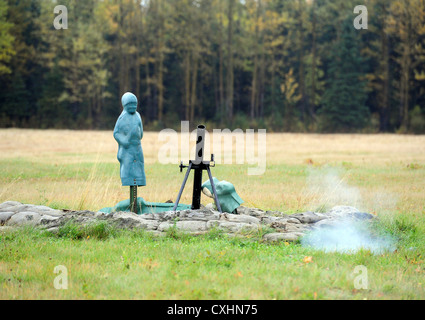 Joint base elmendorf-Richardson, alaska -- une pratique grenade explose près d'une maquette motar pit comme soldats de la 545e compagnie de police militaire de fonctionner en station à grenade à main kraft gamme sur une base commune d'Elmendorf-Richardson, jeudi, sept. 20, 2012. Les soldats étaient des leurs compétences à l'emploi des grenades à main pratique dans divers scénarios à plusieurs cibles de simulation avant de lancer des grenades. Banque D'Images