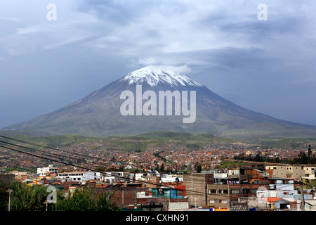 Volcan El Misti, vue de Yanahuara, Arequipa, Pérou Banque D'Images