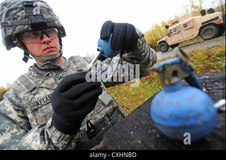 Joint base elmendorf-Richardson, alaska -- pvt. Ashley altamar, de San Diego, Californie, attribué à 545e compagnie de police militaire installe un nouveau fusible dans la pratique une grenade à main, jeudi, sept. 20, 2012. soldats de la 545e compagnie de police militaire de fonctionner en station à grenade à main kraft gamme sur une base commune d'Elmendorf-Richardson. Les soldats étaient des leurs compétences à l'emploi des grenades à main pratique dans divers scénarios à plusieurs cibles de simulation avant de lancer des grenades. Banque D'Images