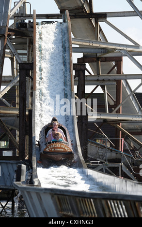 Great Yarmouth Pleasure Beach log flume ride norfolk england uk Banque D'Images