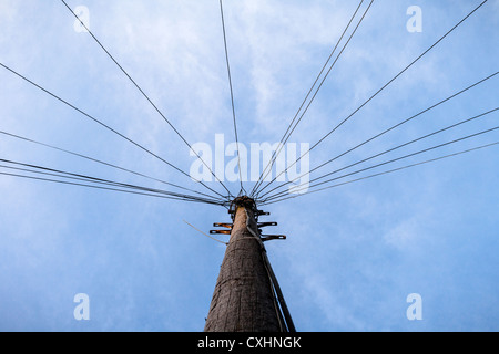 Low angle view of a wooden poteau télégraphique contre un ciel bleu avec le cloud à Belfast Banque D'Images