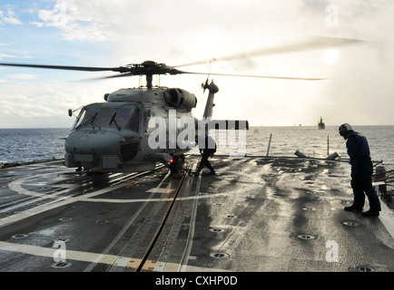 Mer des Caraïbes (sept. 22, 2012) l'équipage du poste de pilotage et la cale d'attacher les chaînes à un sh-60b sea hawk affectés à l'escadron d'hélicoptères anti-sous-light (HSL) 48 dans le poste de pilotage de la classe Ticonderoga croiseur lance-missiles USS anzio (CG 68) au cours de 2012. L'atlantique unitas unitas 2012 atlantique est un exercice naval annuel organisé par la 4ème flotte américaine et se compose de forces navales de 13 pays partenaires. Banque D'Images