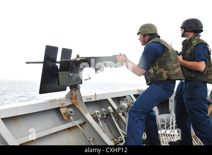 Mer des Caraïbes (sept. 22, 2012) 3ème classe technicien en électronique james weber tire un de calibre 50 canon de la proue de la classe Ticonderoga croiseur lance-missiles USS anzio (CG 68) au cours d'un exercice de tir pour 2012. L'atlantique unitas unitas 2012 atlantique est un exercice naval annuel organisé par la 4ème flotte américaine et se compose de forces navales de 13 pays partenaires Banque D'Images