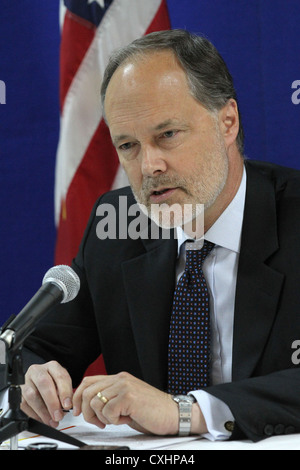 L'ambassadeur américain James Cunningham tient sa première conférence de presse après la présentation de lettres de créance au Président Hamid Karzaï au Palais présidentiel le 13 août 2012 à Kaboul. Banque D'Images