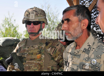 Le brig. gen. Chris Hughes et police des frontières col. m. ali delawari d'écouter près du point de passage des frontières le long de la frontière internationale à Spin Boldak, Afghanistan, sept. 24, 2012. Hughes est le commandant général adjoint de manoeuvres pour la 3ème division d'infanterie et le commandement régional-Sud. Banque D'Images