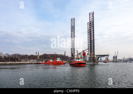 Derrick remorqué jusqu'à port de Gdansk, Pologne. Banque D'Images