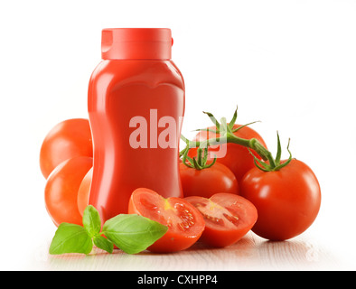 La composition avec le ketchup et les tomates fraîches isolated on white Banque D'Images