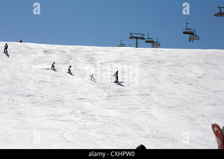 Les enfants qui apprennent à skier à l'école de ski sur les pistes de l'Alpe di Siusi Alpe di Siusi Val Gardena Dolomites Italie Banque D'Images