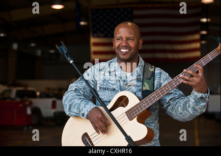 Airman senior henry roberson joue de la guitare basse acoustique lors d'un us air forces central bande 'haut rendement' vol au centre de transit de manas, au Kirghizistan, sept. 22, 2012. Cette performance fait partie d'un voyage de 12 jours à développer des amitiés et d'offrir un divertissement aux membres du service et la République kirghize. roberson est déployé à partir de joint base San antonio, texas et originaire de detroit. Banque D'Images