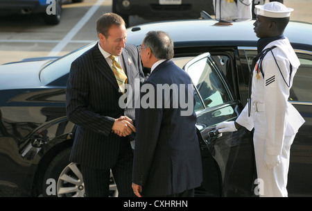 Le secrétaire à la Défense Leon Panetta e. (centre) des échanges d'accueil à l'ministre canadien de la Défense nationale Peter Mackay au pentagone à Arlington, VA., sept. 28, 2012 Banque D'Images