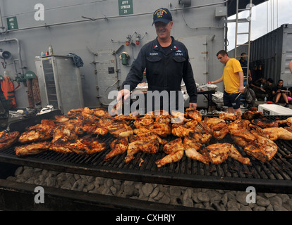 Marins et soldats profitez d'un pique-nique sur la plage d'acier à bord de l'avant-déployé d'assaut amphibie USS Bonhomme Richard (DAG 6). Bonhomme Richard est le premier navire de la seule l'avant-déployée groupe amphibie et opère dans le domaine de la 7e flotte des États-Unis la responsabilité. Banque D'Images