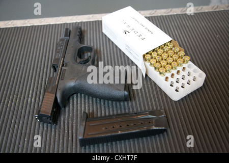 Smith et Wesson 9mm pistolet avec munitions à une gamme d'armes à feu en Floride usa Banque D'Images