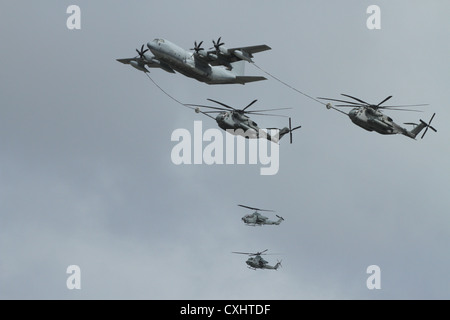 Un C-130 de l'US Air Force (en haut à gauche) montre aerial refueling de deux CH-53E Super Stallion tandis qu'un hélicoptère ah-1w hélicoptère d'attaque cobra et UH-1y venom utility helicopter (en bas) au cours de l'escorte de fournir 2012 Kaneohe Bay air show sur Marine Corps Air Station, la baie de Kaneohe, Hawaii, sept. 29, 2012. l'Airshow Kaneohe Bay est un événement de deux jours dans lequel les visiteurs peuvent voir des spectacles aériens par les avions civils et militaires. Banque D'Images