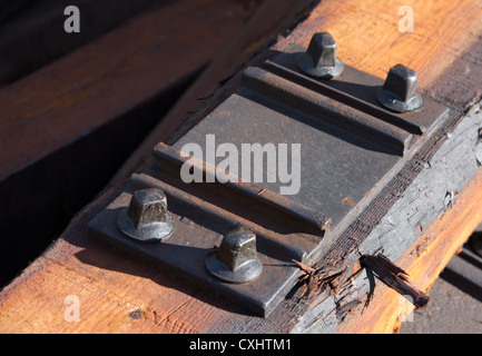 Chaise de rail à double épaule finlandaise, à laquelle le rail de chemin de fer est fixé sur un canapé en bois , Finlande Banque D'Images