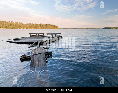 Ancien vide jetée en bois humide sur la côte du lac Saimaa Banque D'Images