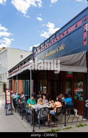 Le Stadium Cafe sur Broadway en centre-ville de Saratoga Springs, New York State, USA Banque D'Images