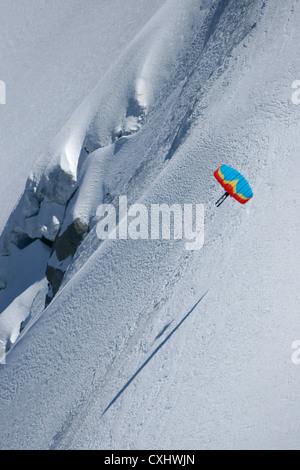 Speed Riding sur les pentes raides, de la neige fraîche à Chamonix, Aiguille du Midi Banque D'Images