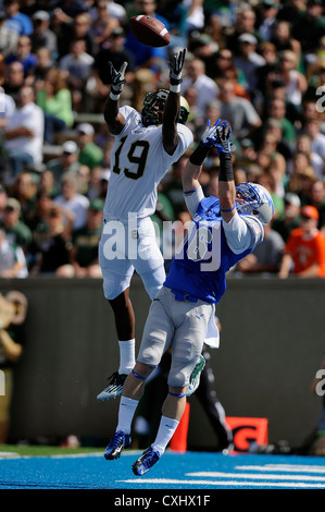 Drew Coleman, un grand receveur senior, a une passe déviée par DeAndre Elliot lors de la victoire 42-21 des Falcons de l'US Air Force Academy sur Colorado State au Falcon Stadium. Banque D'Images