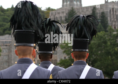 Élève officier à l'Académie militaire mars au cours de la passer en revue avant de la NCAA football match entre loups de Stony Brook et de l'armée de chevaliers noirs à Michie Stadium le 29 septembre 2012 à West Point, New York. Banque D'Images