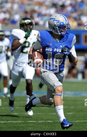 Le récepteur senior Drew Coleman marque une réception de touchdown de 53 yards alors que les Falcons de l'US Air Force Academy battent Colorado State 42-21 au Falcon Stadium de Colorado Springs. Banque D'Images