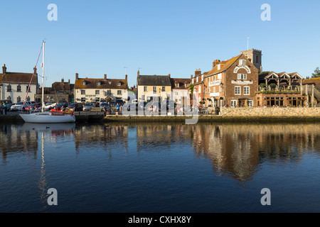 Wareham Quay Dorset Angleterre sur la rivière Frome avec le vieux grenier et l'église de Dame Sainte-marie. Banque D'Images