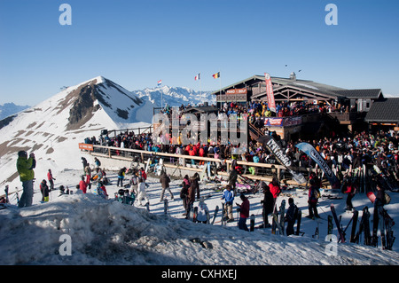 Les gens danser dans un bar de la montagne dans la station de ski Les 2 Alpes, France Banque D'Images