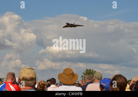 Avro Vulcan bomber jet militaire survolant la foule à Little Gransden. XH558, le seul battant Vulcan. Banque D'Images