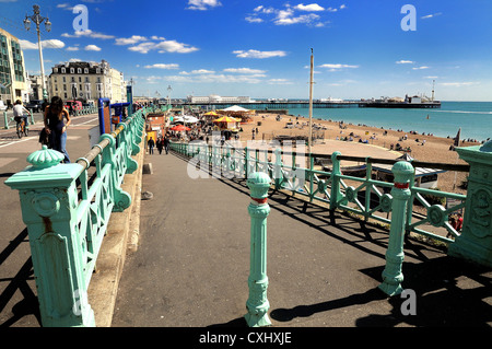 Front de mer de Brighton sur summers day avec pier en arrière-plan Banque D'Images
