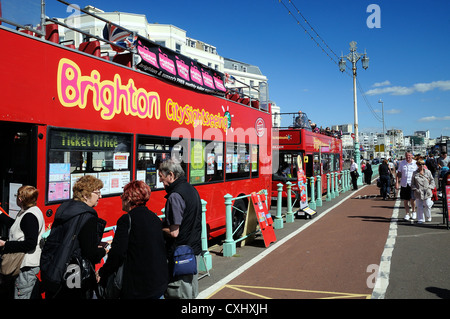 Bus touristique sur le front de mer de Brighton sur un jour d'été Banque D'Images