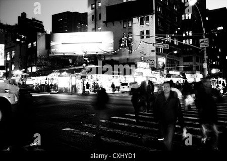 L'exposition longue nuit rues New York feux Banque D'Images