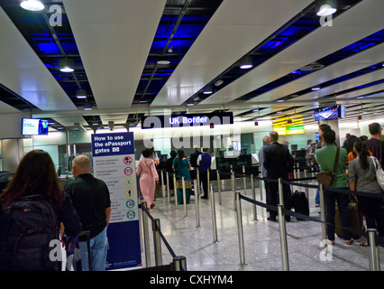 Passeport biométrique UK Border Control file d'attente pour les passagers à l'arrivée à l'aéroport de Londres Heathrow Terminal 3 Banque D'Images