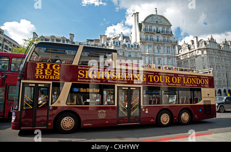 Trafic sur Piccadilly près de Green Park visite guidée montrant bus, City of Westminster, London, England, United Kingdom Banque D'Images