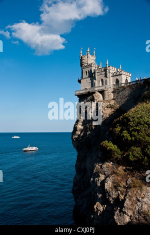 Avaler le nid du château donnant sur la mer Noire sur l'Aurora falaise du Cap-Ai-Tudor près de Yalta, Crimée, Ukraine. Banque D'Images