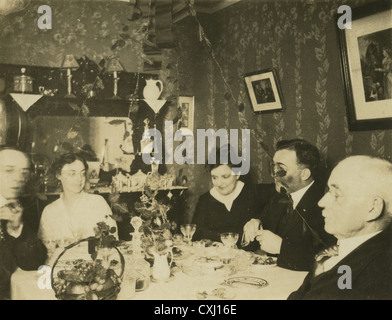 Vers 1900 Photo d'un dîner de l'époque victorienne pour Noël. Remarque l'arbre de Noël centre de table et les guirlandes de houx. Banque D'Images