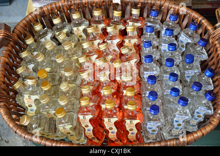 Petites bouteilles d'Ouzo et Kumquat liquer dans la vieille ville de Corfou, Kerkyra, Corfou, îles Ioniennes, Grèce Banque D'Images