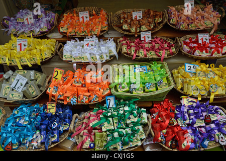 L'huile d'olive pure traditionnels savons dans une boutique de souvenirs, vieille ville de Corfou, Kerkyra, Corfou, îles Ioniennes, Grèce Banque D'Images