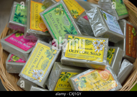 L'huile d'olive pure traditionnels savons dans une boutique de souvenirs, vieille ville de Corfou, Kerkyra, Corfou, îles Ioniennes, Grèce Banque D'Images