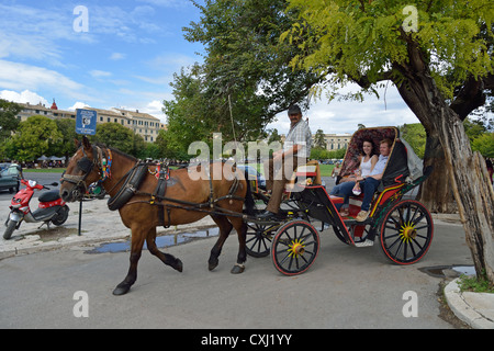 Calèche décorée dans la vieille ville de Corfou, Kerkyra, Corfou, îles Ioniennes, Grèce Banque D'Images