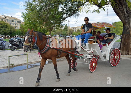 Calèche décorée dans la vieille ville de Corfou, Kerkyra, Corfou, îles Ioniennes, Grèce Banque D'Images